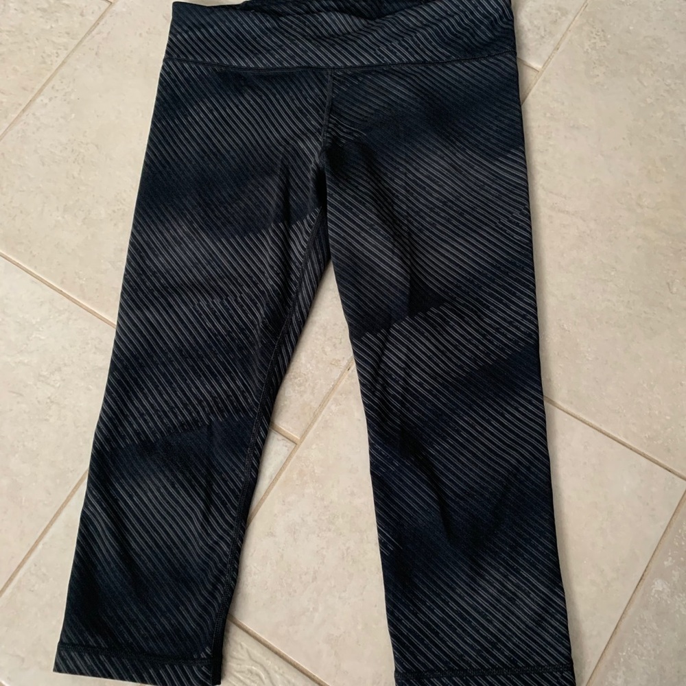 Under Armour fitted cropped leggings